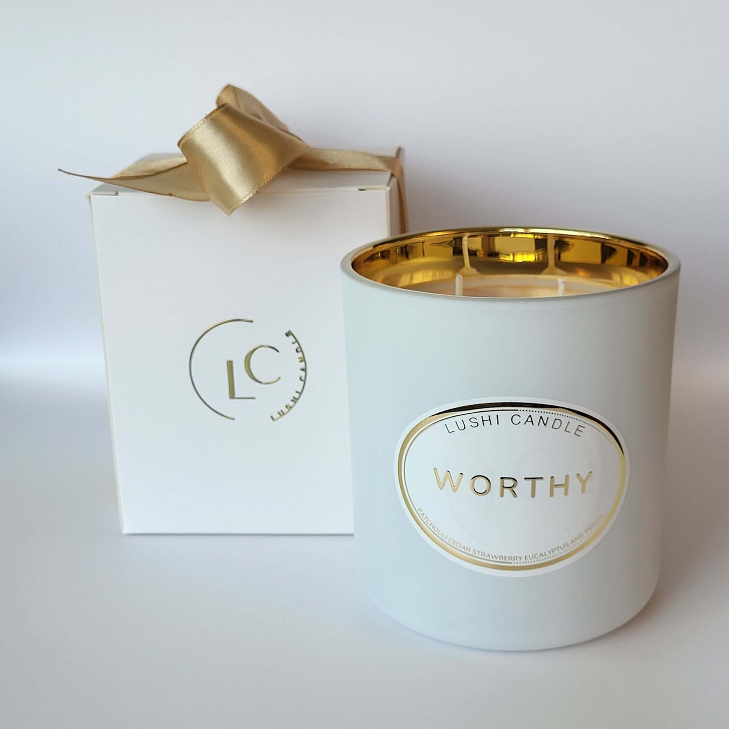 Worthy - Scented Candle | Patchouli white Cedar Strawberry Eucalyptus and Peach | Coconut Wax | Hand Poured in UK | Gold White | 60 Hours