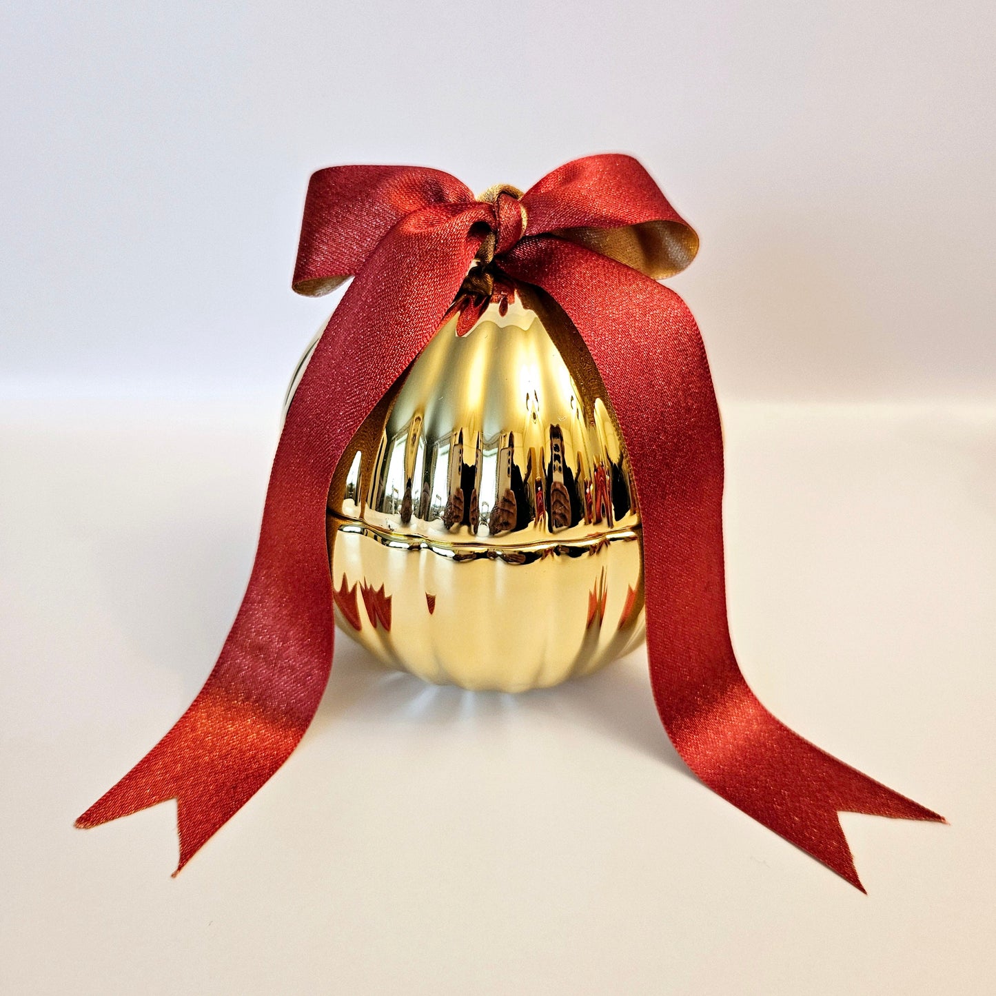 Mistletoe Love - Gold Bauble Christmas Candles | Coconut Wax | Hand Poured in UK | 30 Hours